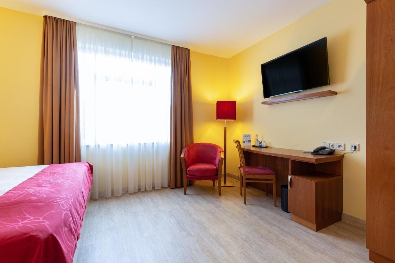 Hotel Am Schillerpark Esslingen am Neckar ภายนอก รูปภาพ