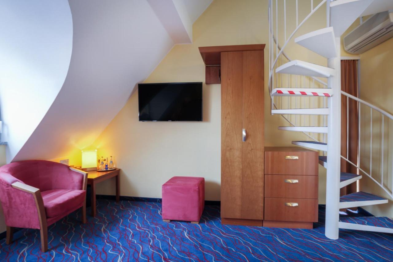 Hotel Am Schillerpark Esslingen am Neckar ภายนอก รูปภาพ