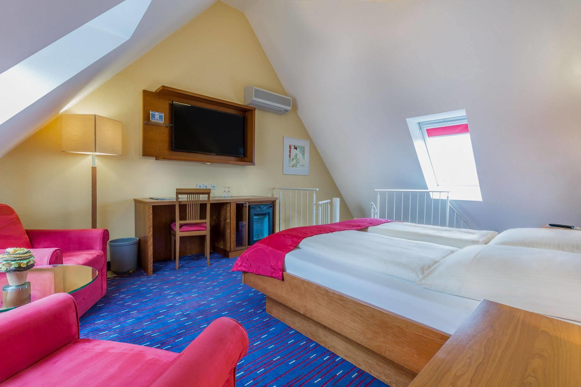 Hotel Am Schillerpark Esslingen am Neckar ภายนอก รูปภาพ