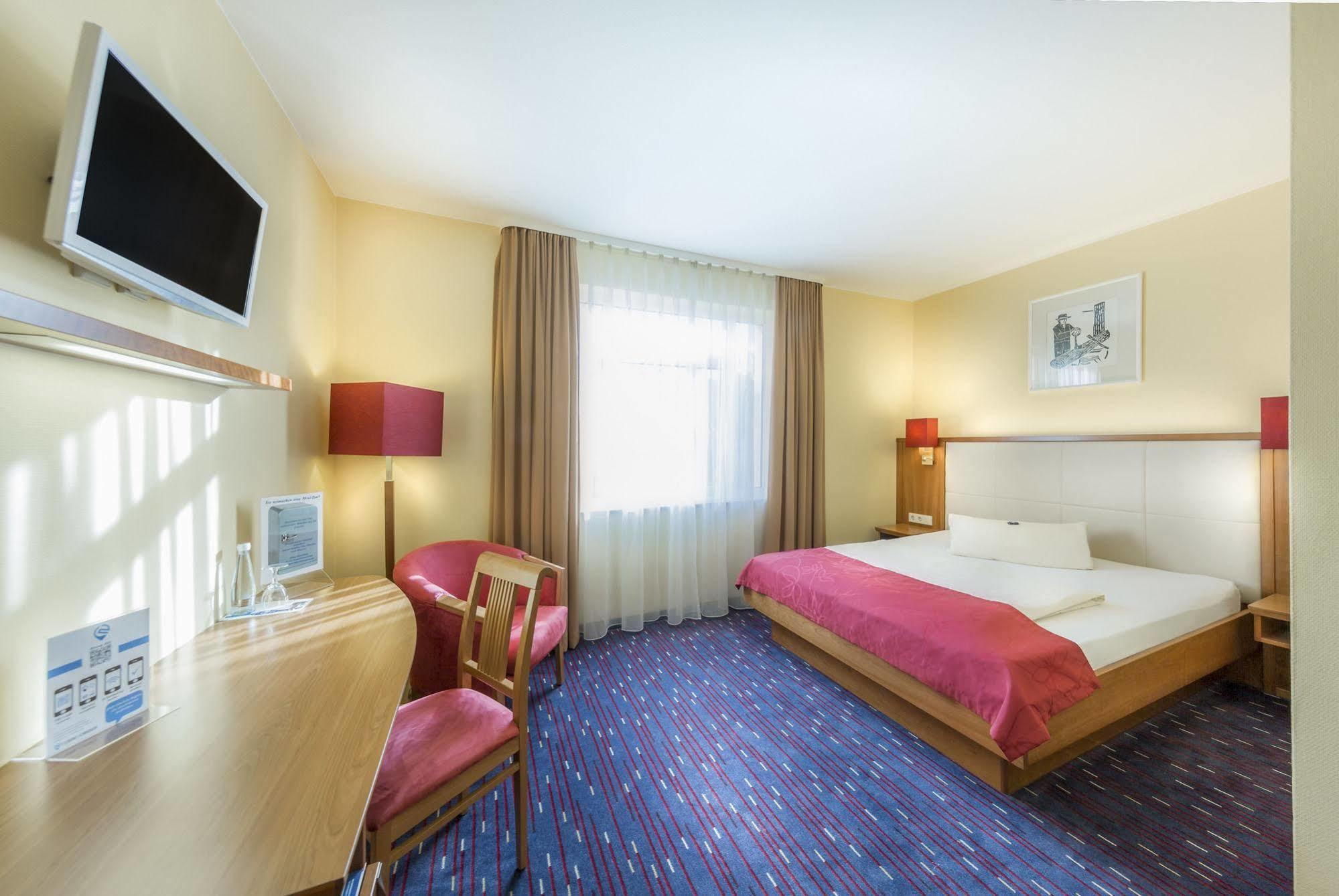 Hotel Am Schillerpark Esslingen am Neckar ภายนอก รูปภาพ