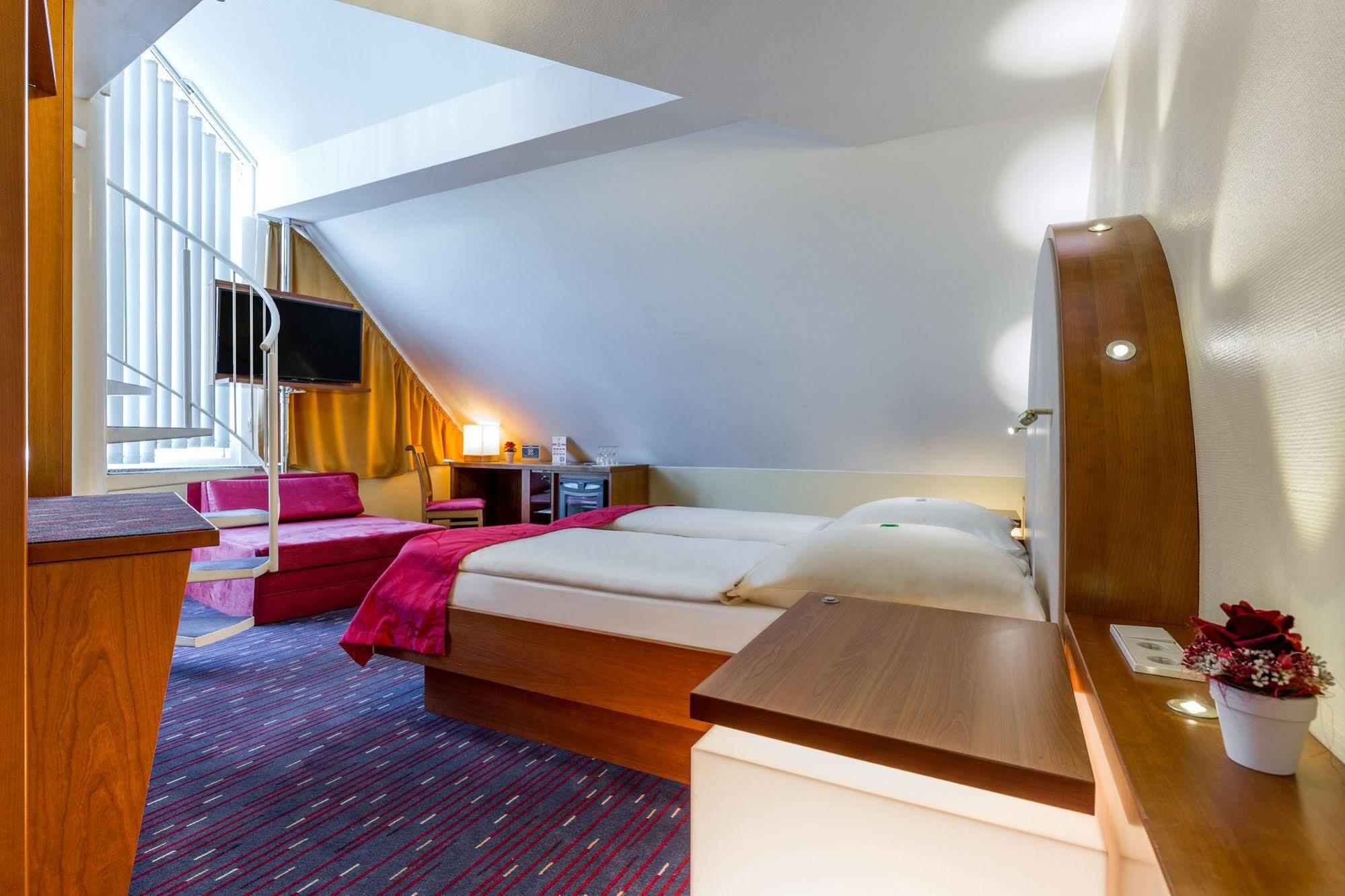 Hotel Am Schillerpark Esslingen am Neckar ภายนอก รูปภาพ